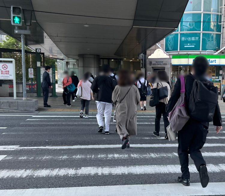 街頭に立つ斎藤氏に冷ややかな目線を送り通り過ぎる人もいる