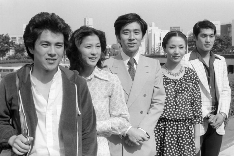 1979年のNHK大河ドラマ『草燃える』の記者発表にて。石坂は主人公の源頼朝役に。左から国広富之、真野響子、石坂、岩下志麻、松平健