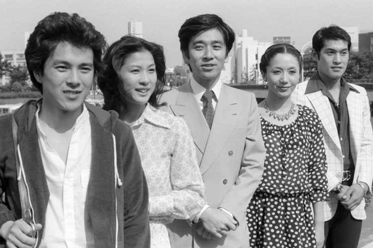 '79年のNHK大河ドラマ『草燃える』の記者発表にて。石坂は主人公の源頼朝役に。左から国広富之、真野響子、石坂、岩下志麻、松平健