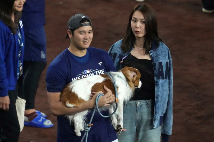 愛する家族と一緒の大谷翔平（写真／AFLO）