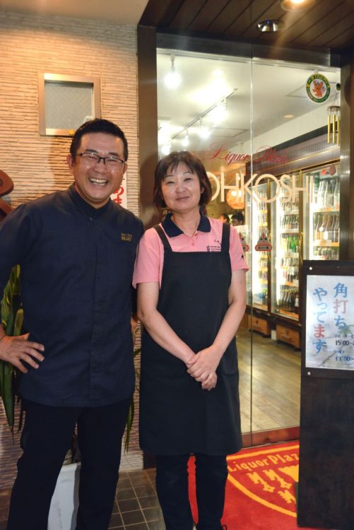 店主の大越純子さんと店の2階で飲食店を営む勝蔵さん