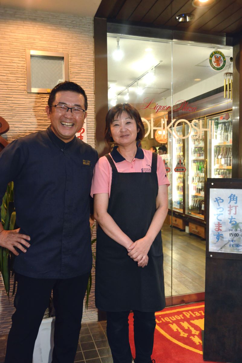 店主の大越純子さんと店の2階で飲食店を営む勝蔵さん