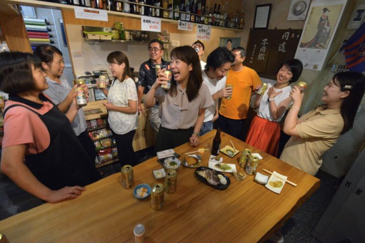 客同士が仲良くなり、店主の純子さん（向かって一番左）を誘って外出することもあるという