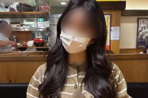 《あられもない姿に困惑》またも丸出し“浪人生”女性が〈どっちが好き？？〉と店内で胸露出　『三田製麺所』は「顧問弁護士と協議の上で対応を検討」