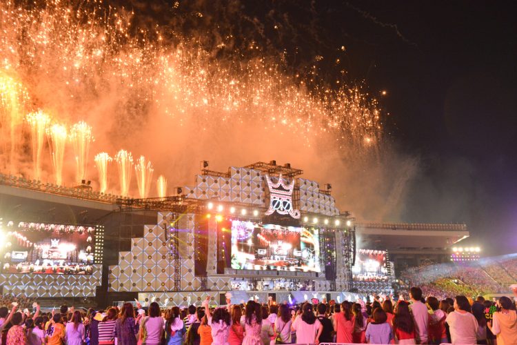 国立競技場でのライブ『アラフェス』（2013年）。2日連続で行われ、花火は1日あたり2500発、風船は3万個使用された