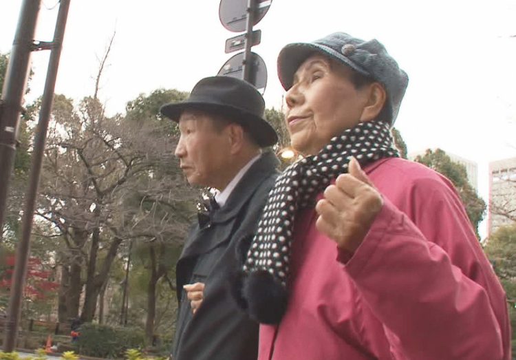 右は姉の秀子さん