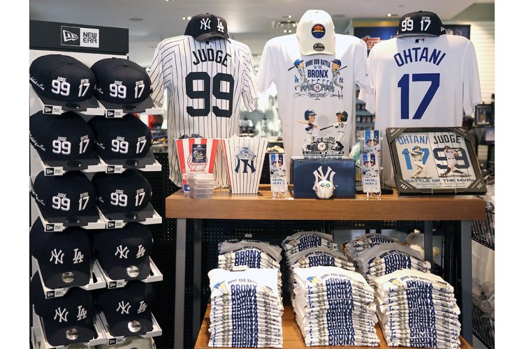 ヤンキースタジアム内の売店で販売されている大谷翔平とアーロン・ジャッジのコラボレーショングッズ（時事通信フォト）