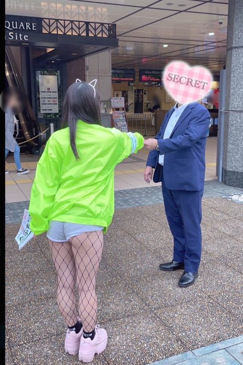 ホットパンツと網タイツ姿でビラ配り（本人SNSより）