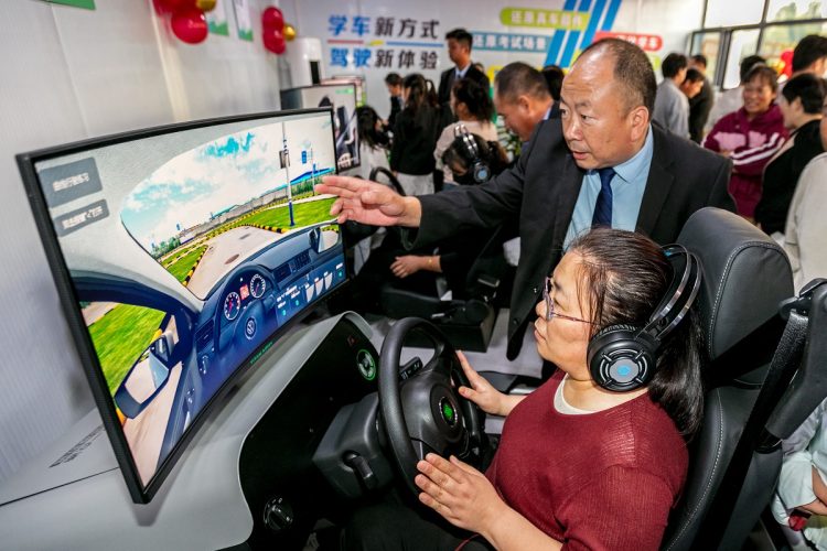 中国、河南省北部に位置する安陽市の自動車学校。AIシミュレーターで運転技術を学んでいる（NurPhoto via AFP）