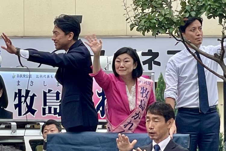 党執行部批判を繰り広げた牧島かれん氏。小泉進次郎氏も応援に駆けつけた