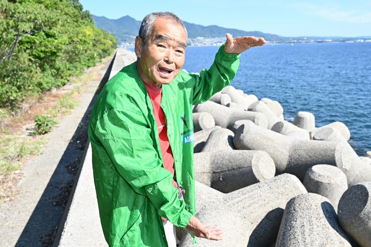 タイヤをひとりで引き上げた経験を身振り手振りで語る