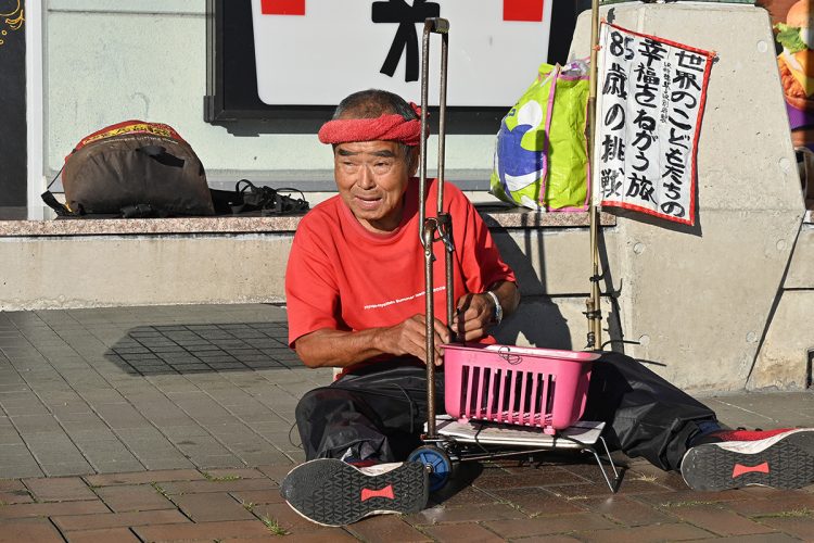 100キロウォークに向けて入念に準備をする尾畠さん