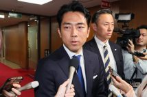 辞表を提出したことを明らかにする自民党の小泉進次郎選対委員長。10月28日（時事通信フォト）