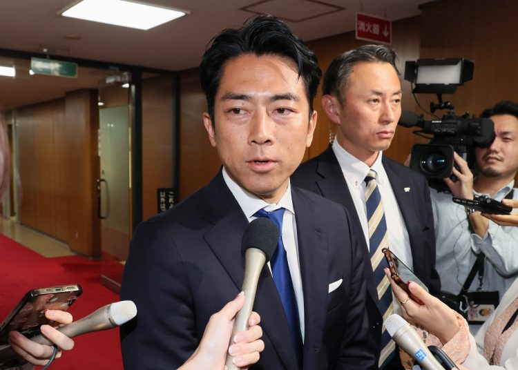 辞表を提出したことを明らかにする自民党の小泉進次郎選対委員長。10月28日（時事通信フォト）
