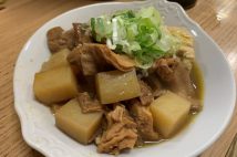 【昼酒御免！】優しげな風格すら漂う絶品煮込み 「上野高架下」のもつ焼き屋、真っ昼間の活況