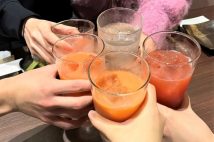 増加する“居酒屋をカフェ感覚で利用する”人たち　「ファミレスの深夜営業が減って」「煙草を吸えないカフェが増えた」…店側もノンアル飲料やデザートメニューで対応