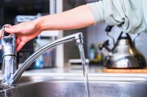 《町内放送で「水道水を飲まないで！」》発がん性物質「PFAS」が水道水から大量検出された自治体、取水源のダムの「フレコンバッグ」が汚染の原因か　健康被害を懸念する声も