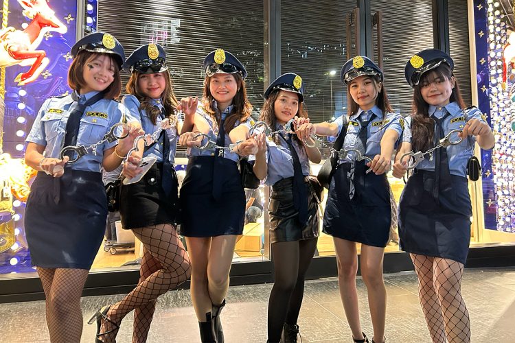 ミャンマーから来たという6人組。警官のコスプレは「カワイイ」という