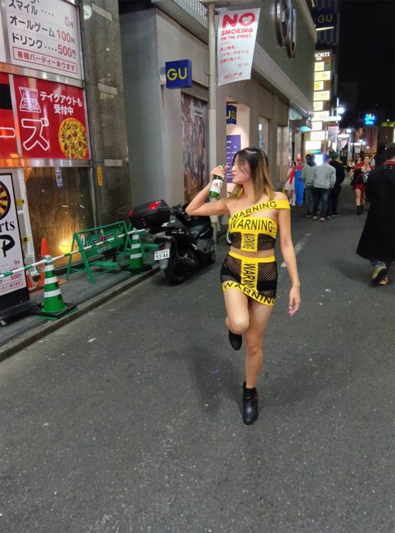 深夜を超えるとお酒を飲む女性が