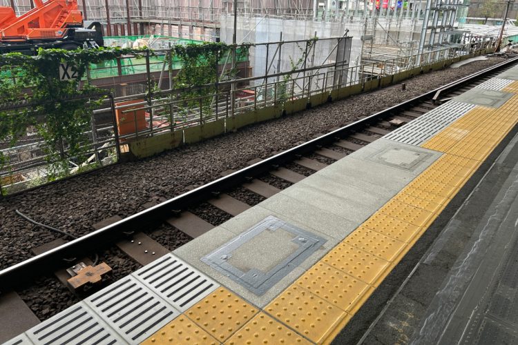 中野駅の中央線ホームの一部に黒い覆いがされている