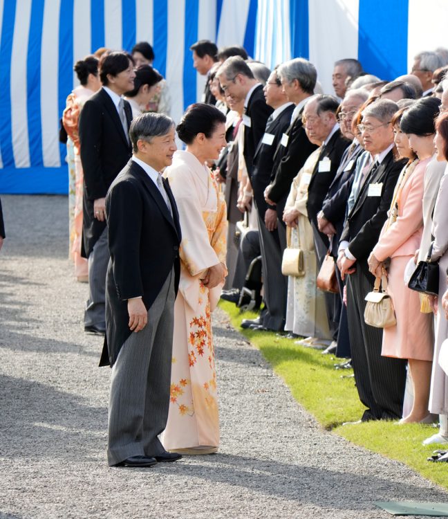 ご歓談序盤には両陛下と秋篠宮ご夫妻の距離があった（2024年10月、東京・港区。撮影／JMPA）