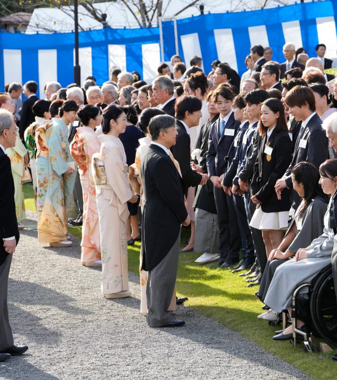 ご歓談終盤には両陛下と秋篠宮ご夫妻の距離がほとんどなくなっていた
（2024年10月、東京・港区。撮影／JMPA）