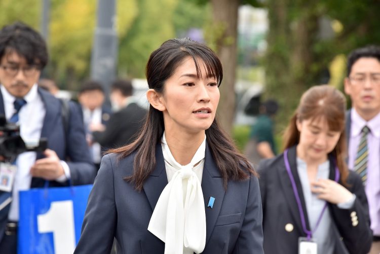 森下千里議員は国会正門前で立ち止まることなく、素通りしていった（写真撮影：小川裕夫）
