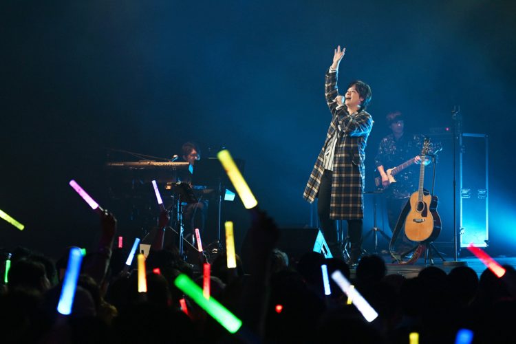 上海公演で百恵さんの名曲を熱唱する三浦祐太朗（写真／共同通信社）