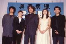 江口洋介（左から3人目）、松嶋菜々子（右から2人目）主演の『救命病棟24時』は第5シリーズまで続く人気作に。第1シリーズの主題歌『朝がまた来る』は70万枚を超えるヒットを記録