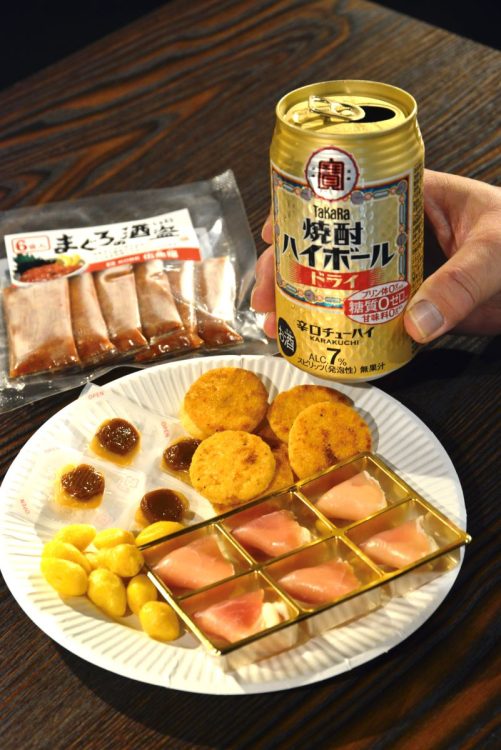 店内に並ぶ乾き物の種類は豊富。焼酎ハイボールはどのタイプのつまみにもよく合う