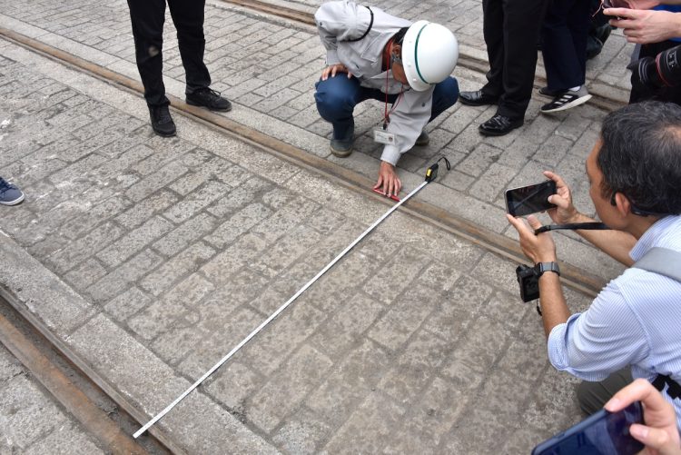 白鳥橋で出土した都電遺構の一般公開では、都職員がメジャーを使って都電独特の1372メートル軌間を示した（写真撮影：小川裕夫）
