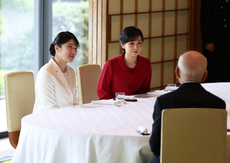 おふたりの未来は不透明（2024年11月、東京・千代田区。写真／時事通信フォト）