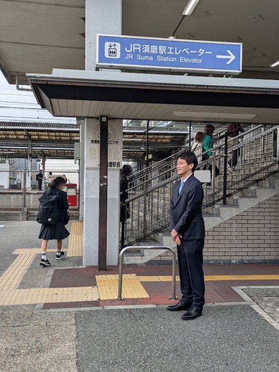 駅前に立つ斎藤氏