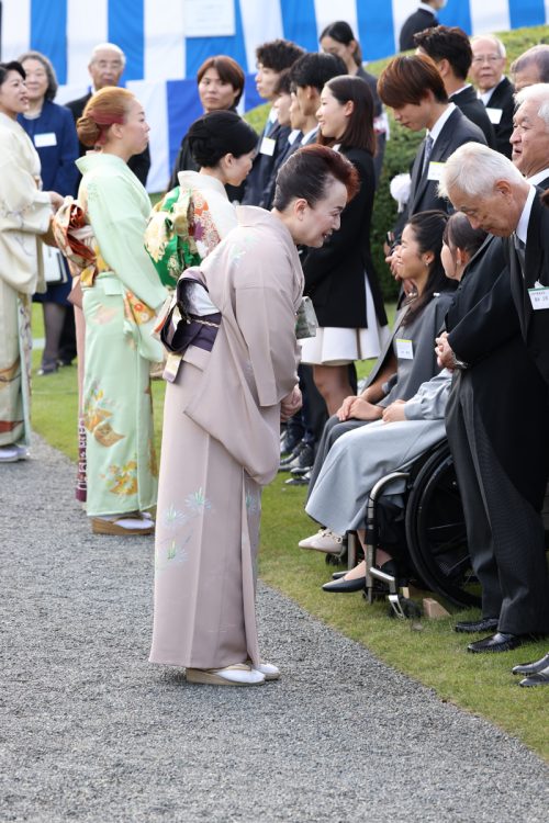 秋の園遊会でも一定の距離を取られていた（右から信子さま、彬子さま、瑶子さま。2024年10月、東京・港区。撮影／JMPA）