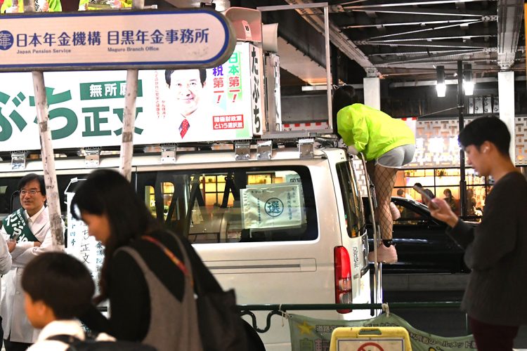 女性スタッフは車上にも上がっていた