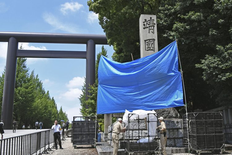 事件後の靖国神社の様子。ブルーシートが敷かれている（共同通信）