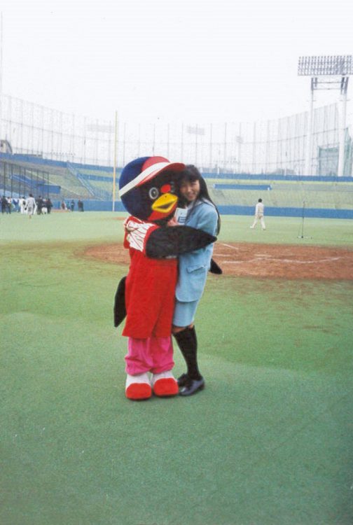 プロ野球初のマスコットとして登場したスーちゃんと中井アナのオフショット（提供写真）