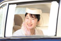 上皇ご夫妻に誕生日の挨拶をするため仙洞御所を訪問される愛子さま。クリーム色の装いで笑顔で手を振っていた（2024年12月、東京・港区。撮影／JMPA）