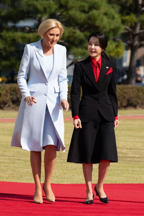 ポーランドのアガタ・コルンハウザー大統領夫人と並んで歩く金建希大統領夫人（写真／AFP＝時事）