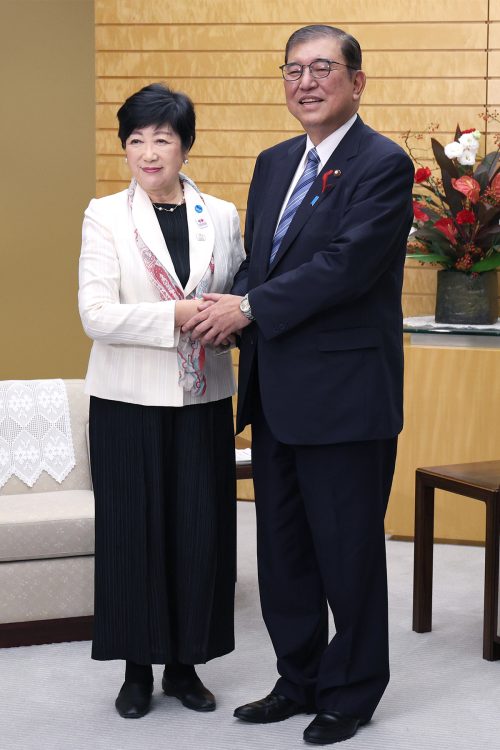 笑顔で握手を交わす石破茂首相と小池百合子東京都知事（時事通信フォト）