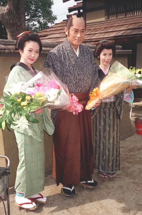 京都東映で撮影に臨む、生稲晃子（左）、松平健、松金よね子（1998年）