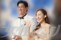 結婚披露宴での板野友美とヤクルト高橋奎二選手