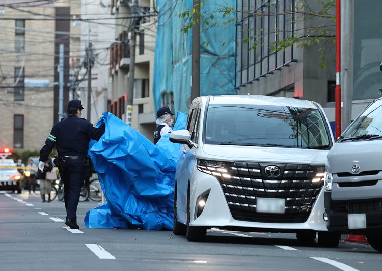 中山さんの遺体を運び出す警察車両