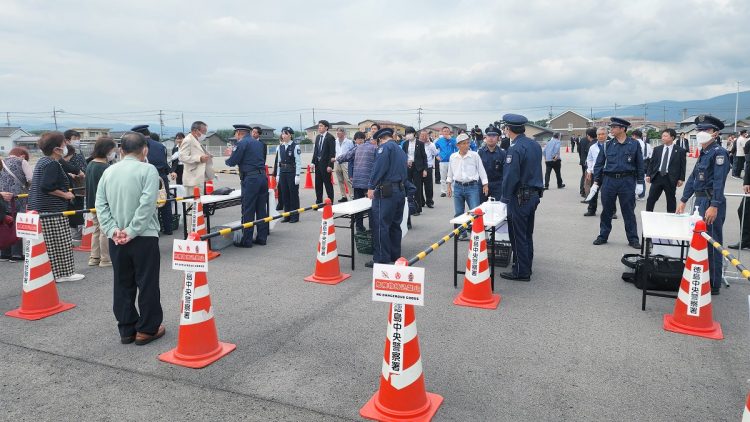 2024衆院選。石破茂首相の演説会場で手荷物検査を受ける来場者（時事通信フォト）