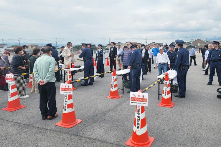 2024衆院選。石破茂首相の演説会場で手荷物検査を受ける来場者（時事通信フォト）