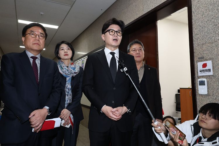 前途多難の国民の力代表・韓東勲氏（中央、時事通信フォト）