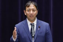 内閣府副大臣・鳩山二郎氏に選挙資金の“裏金化疑惑”が浮上（時事通信フォト）