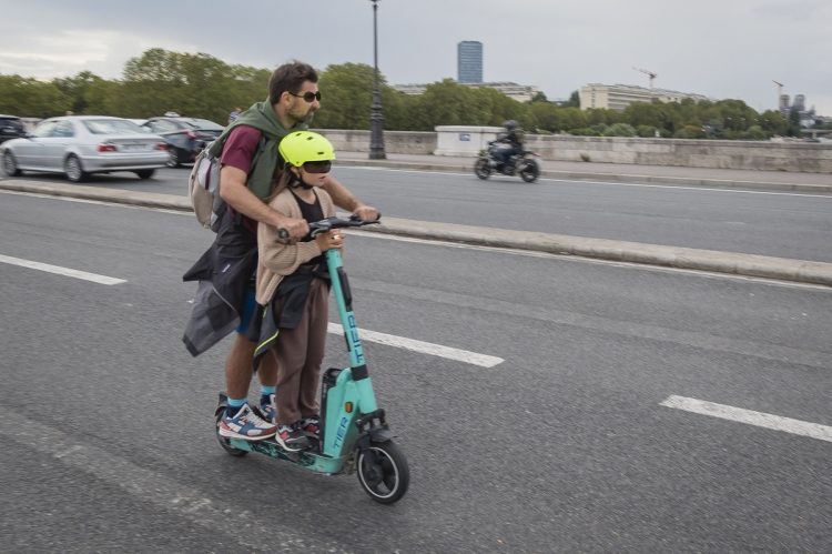 2023年、仏・パリで禁止されている2人乗りをするユーザー。事故多発などで社会問題化し同年8月末でパリ市内サービス終了（Hans Lucas via AFP）
