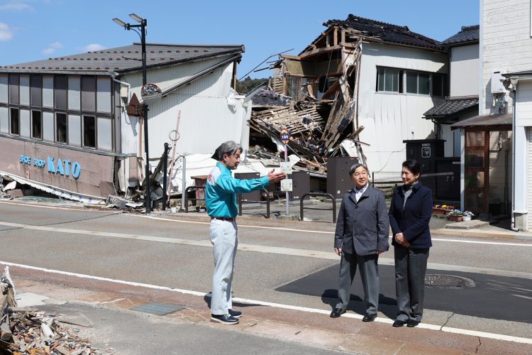 両陛下は地震の被害が色濃く残る被災地を視察された（2024年4月、石川県穴水町。撮影／JMPA）