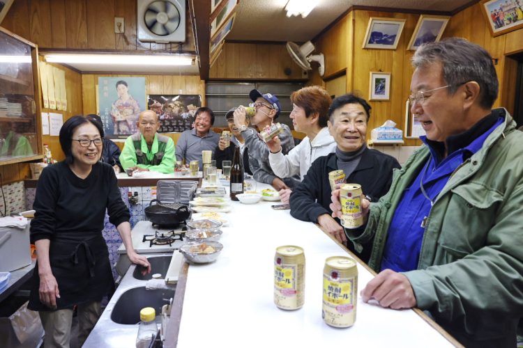 笑いが絶えない店内でゆったりと時は流れていく